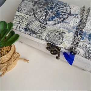 Caja decorada con decoupage blanca