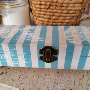 Caja rectangular blanca con detalles azules