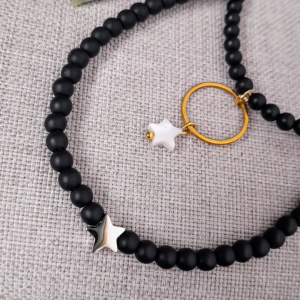 Collar corto con estrella de acero y piedra natural negra mate