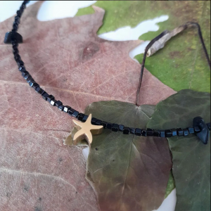 Collar corto rocalla y estrella dorada