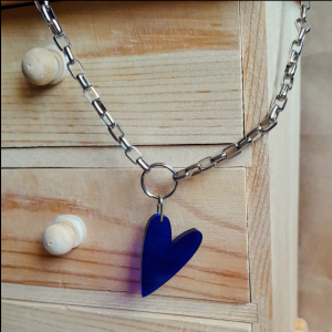 Collar de acero y corazón azul