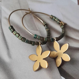 Pendientes con flor dorada