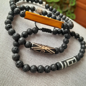 Pulsera de piedra volcánica negra
